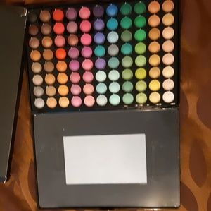 Never used vibrant eye shadow set with box
